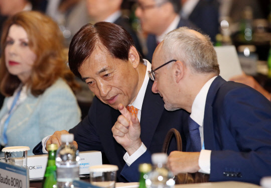 심각한 이주열  이주열 한국은행 총재(왼쪽)가 클라우디오 보리오 국제결제은행(BIS) 통화경제국장과 3일 서울 중구 웨스틴 조선호텔에서 '글로벌 경제의 연계성: 영향과 시사점'을 주제로 열린 2019년 BOK 국제콘퍼런스에서 함께 대화하고 있다.     연합뉴스